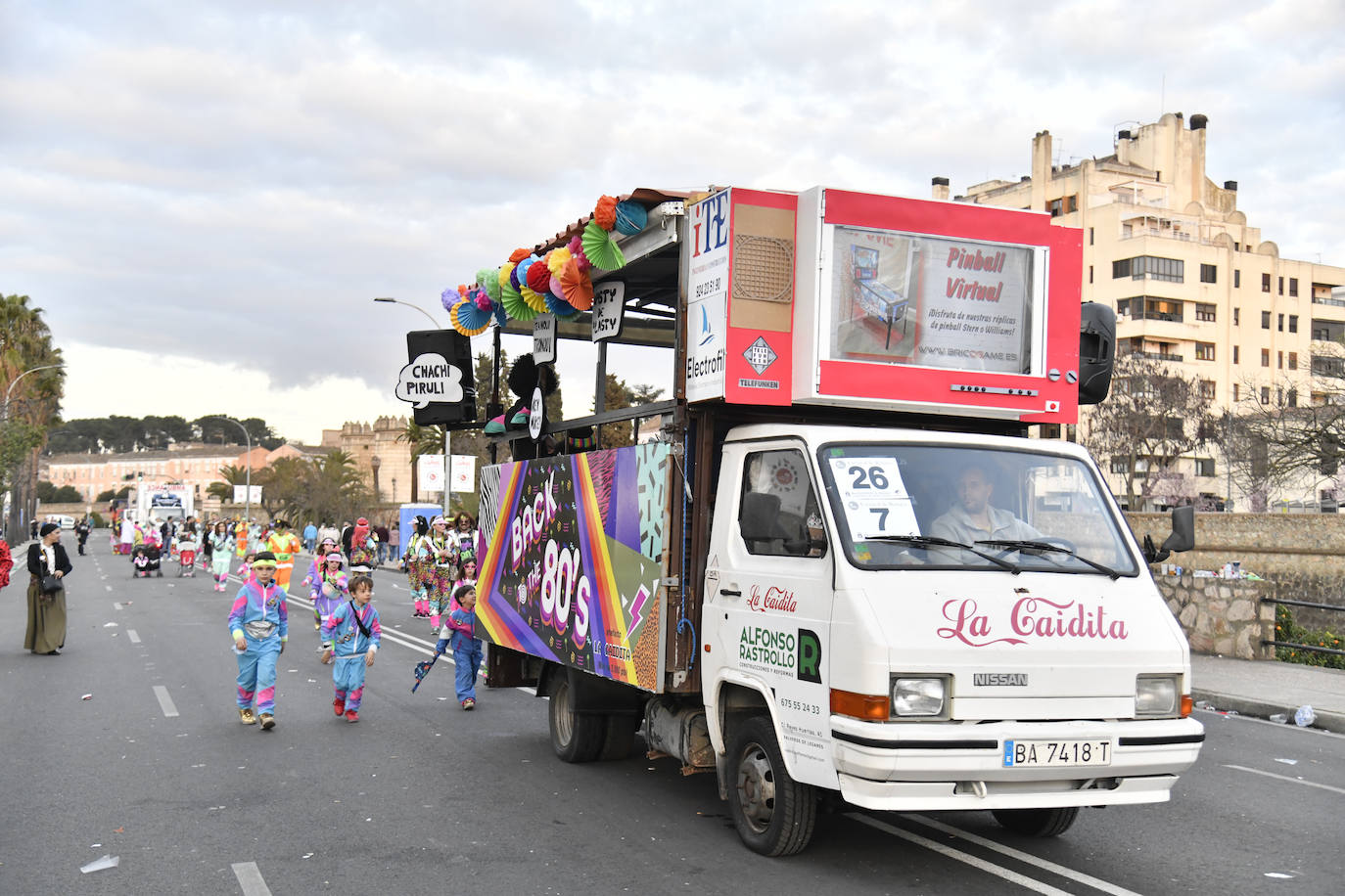 Fotos: Así vivieron el Carnaval de Badajoz los artefactos y grupos menores