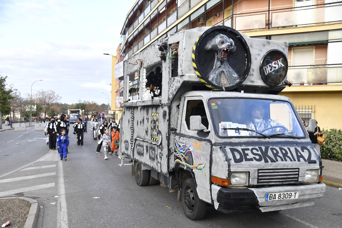 Fotos: Así vivieron el Carnaval de Badajoz los artefactos y grupos menores