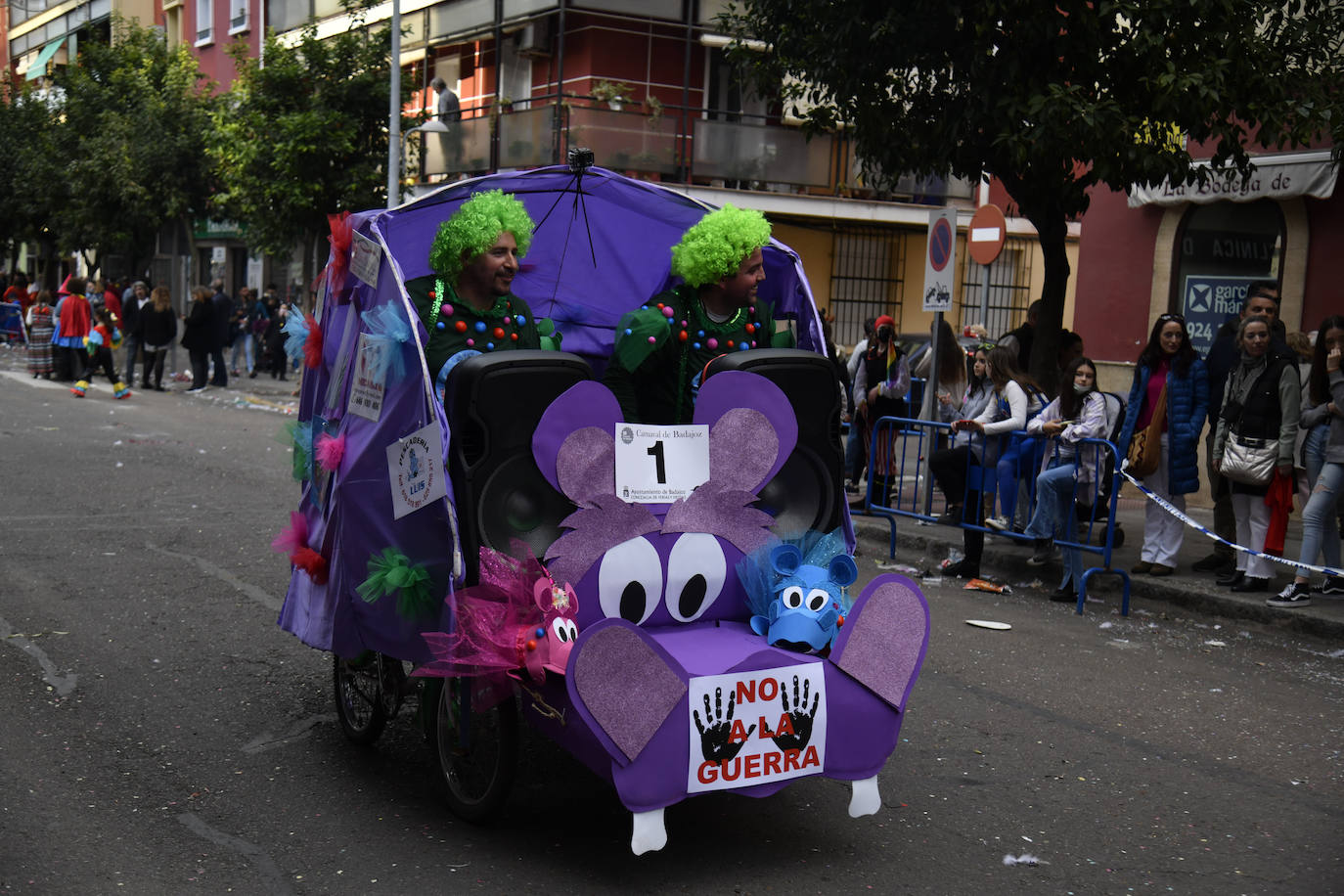 Fotos: Así vivieron el Carnaval de Badajoz los artefactos y grupos menores