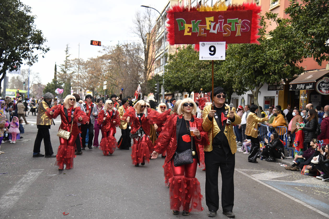 Fotos: Así vivieron el Carnaval de Badajoz los artefactos y grupos menores