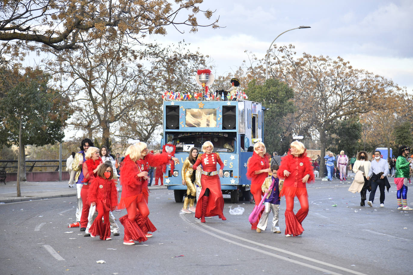 Fotos: Así vivieron el Carnaval de Badajoz los artefactos y grupos menores