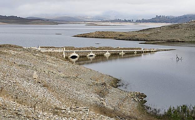 Embalse de Alcántara. Puente de la antigua carretera de Garrovillas de Alconétar, que ahora se deja ver. 