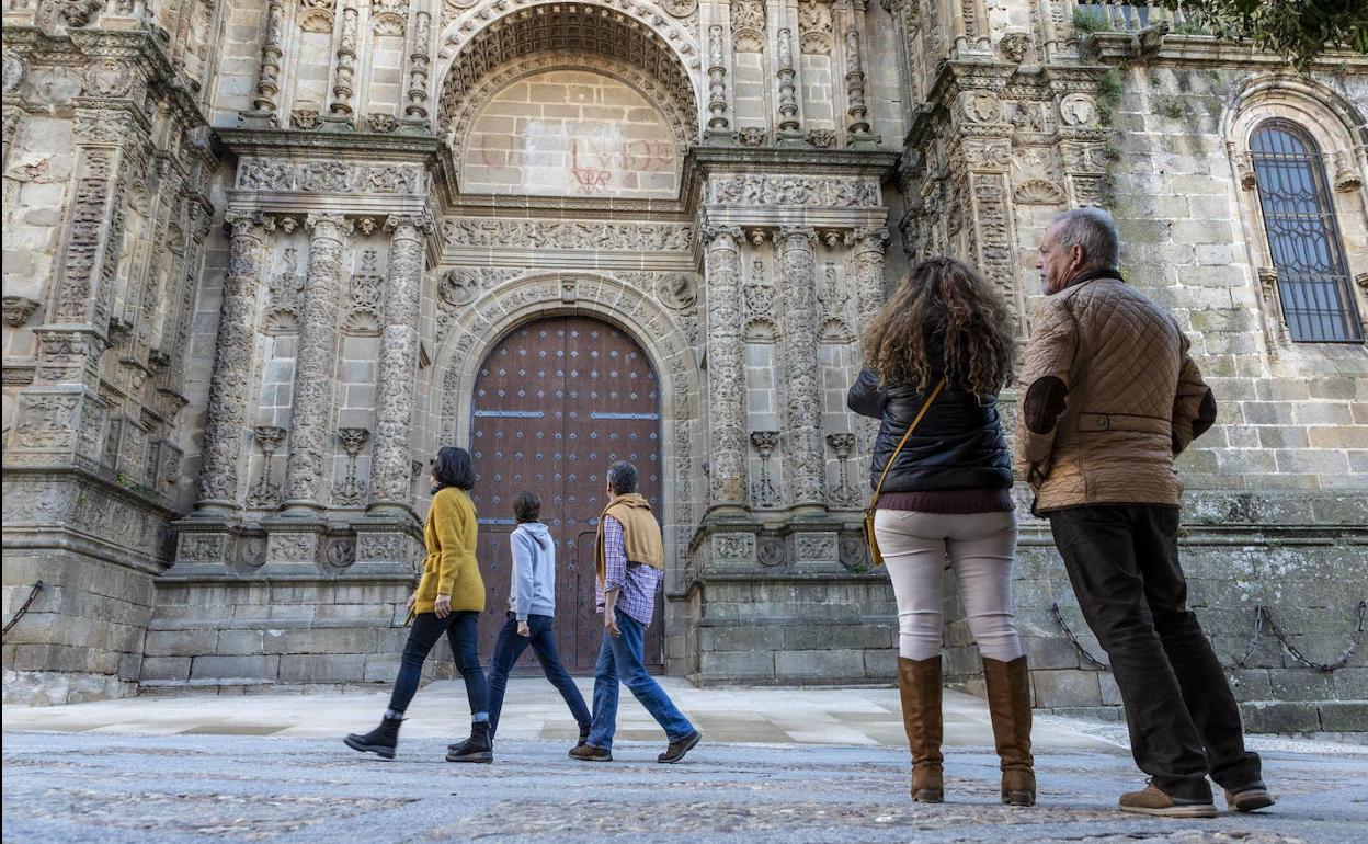 Turistas en la puerta de la catedral de Plasencia. 