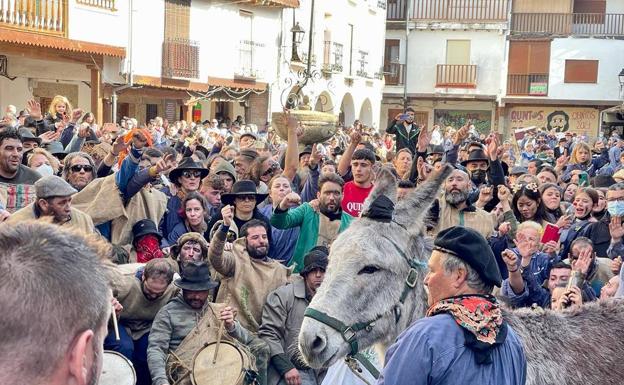 Los vecinos de Villanueva de la Vera despiden al burro. 