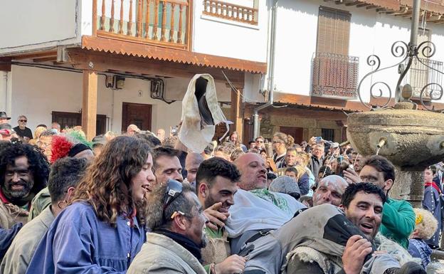 El vecino que interpreta el papel de Peropalo es manteado por sus amigos. 