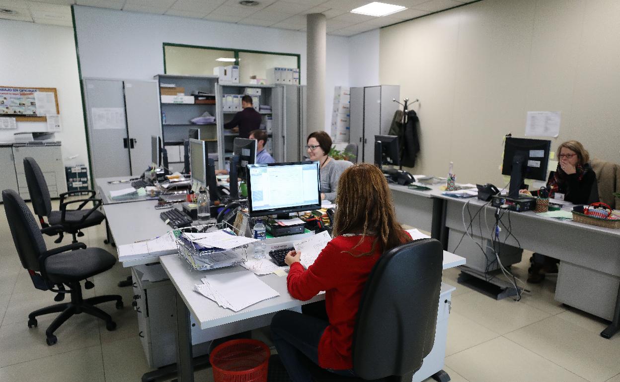 Funcionarios de la Junta de Extremadura en su puesto de trabajo.