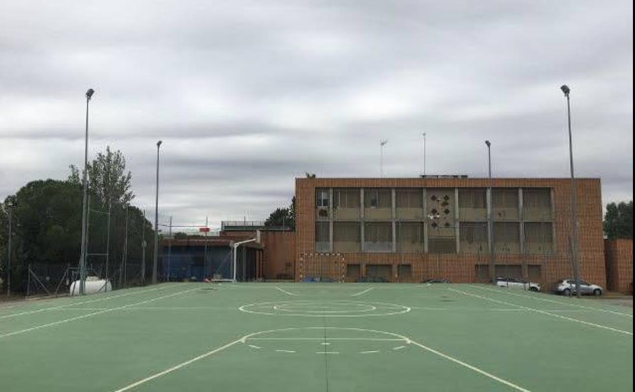 Pista deportiva donde la Junta quiere crear un refugio y cuyas obras han quedado desiertas dos veces en cinco meses. 