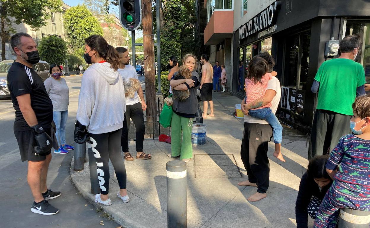 Los ciudadanos se echaron a la calle en Ciudad de México tras sentir el temblor de tierra.