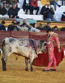 Imagen secundaria 2 - Natural de Carlos Domínguez al cuarto. Eric Olivera con la oreja de su debut. Desplante de Manuel Perera al segundo. 