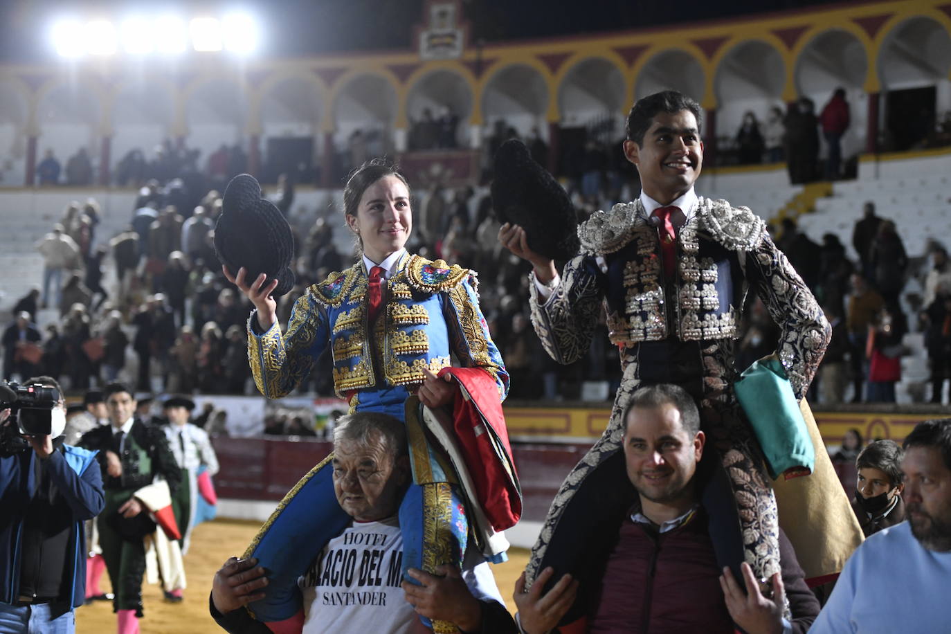 Fotos: Segunda novillada de Olivenza: Lalo de María, Alejandro Adame y Raquel Martín