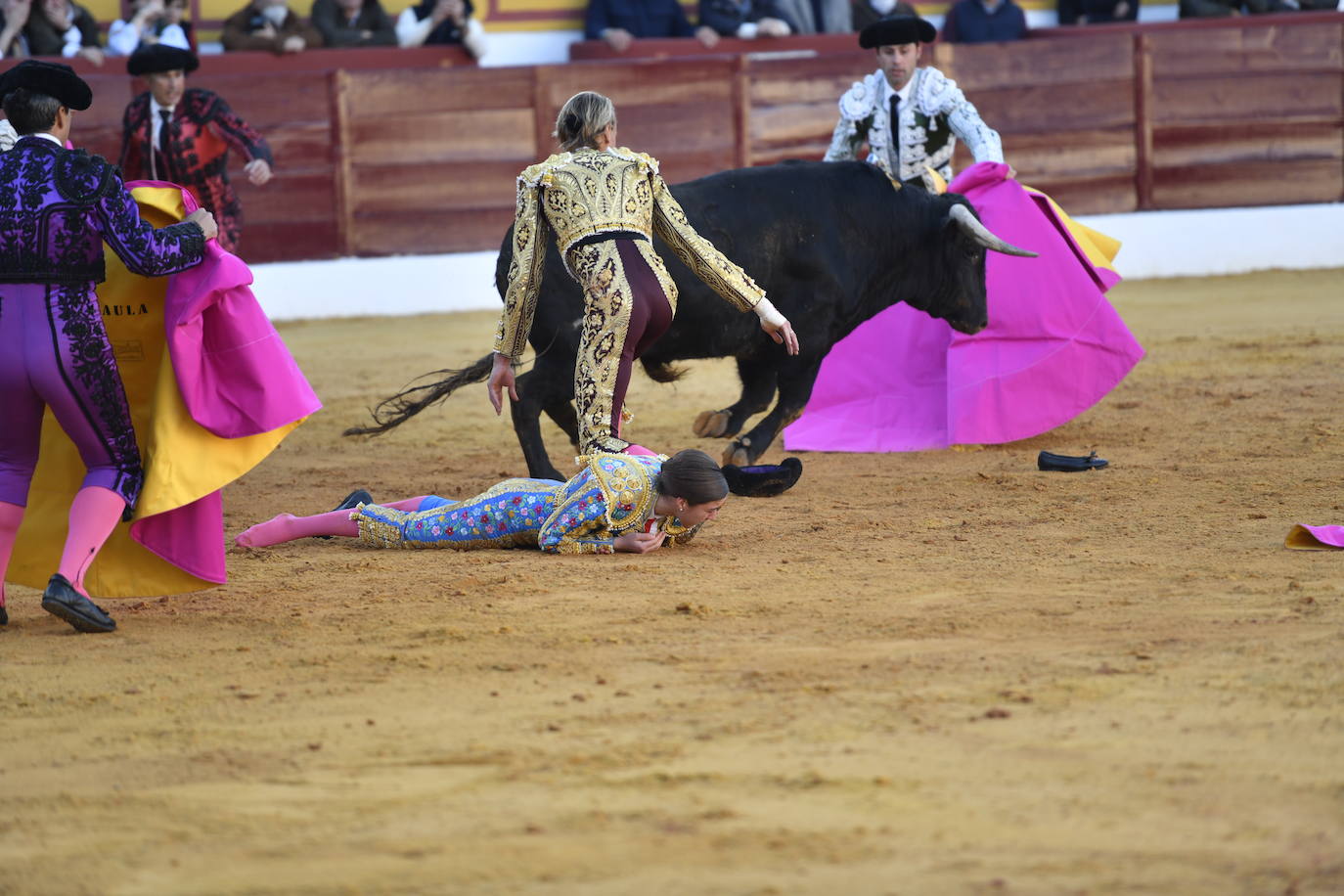 Fotos: Segunda novillada de Olivenza: Lalo de María, Alejandro Adame y Raquel Martín