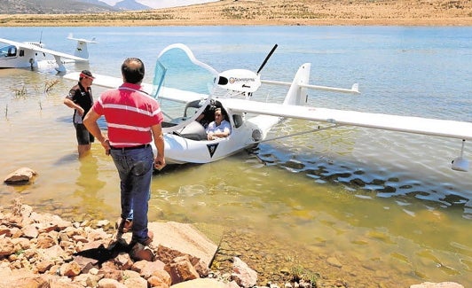 Uno de los primeros aviones en amerizar en el embalse de Alange en junio de 2018. 