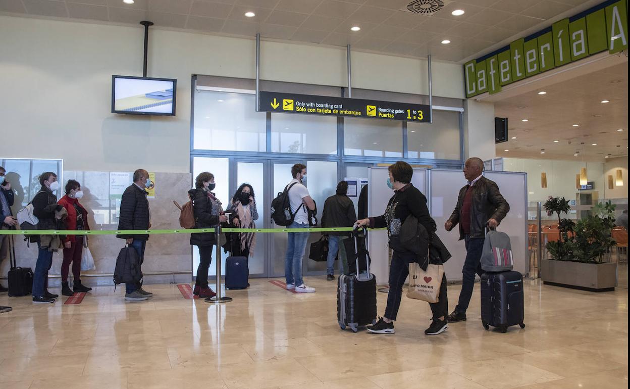Pasajeros el viernes por la tarde en el aeropuerto de Badajoz para tomar un avión a Barcelona. 