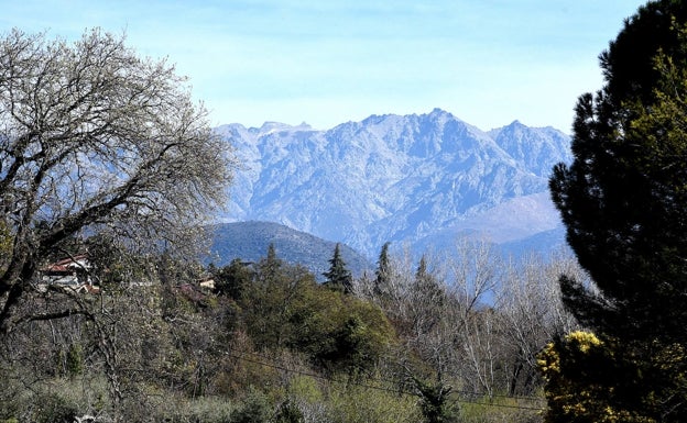 La Sierra de Gredos vista desde Villanueva de la Vera.