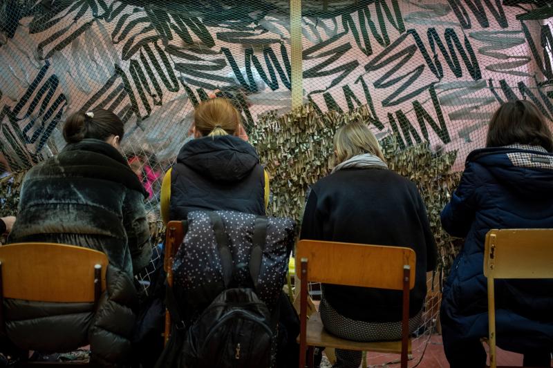 Varias mujeres realizan elementos y redes de camuflaje para el ejército de Ucrania, que resiste por el momento el duro asedio de Rusia a su capital Kiev.