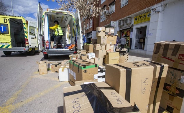 Cajas del material humanitario donado a DYA preparadas para fletar el vehículo que salió este lunes de la ciudad. 