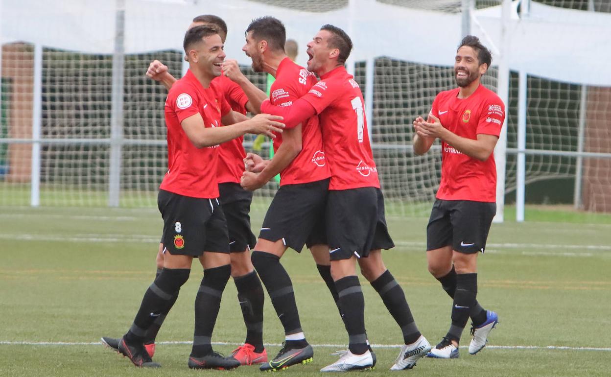 Dani Segovia abrazado por sus compañeros tras anotar el tanto que abría el marcador en el triunfo del Montijo ante el Xerez. 