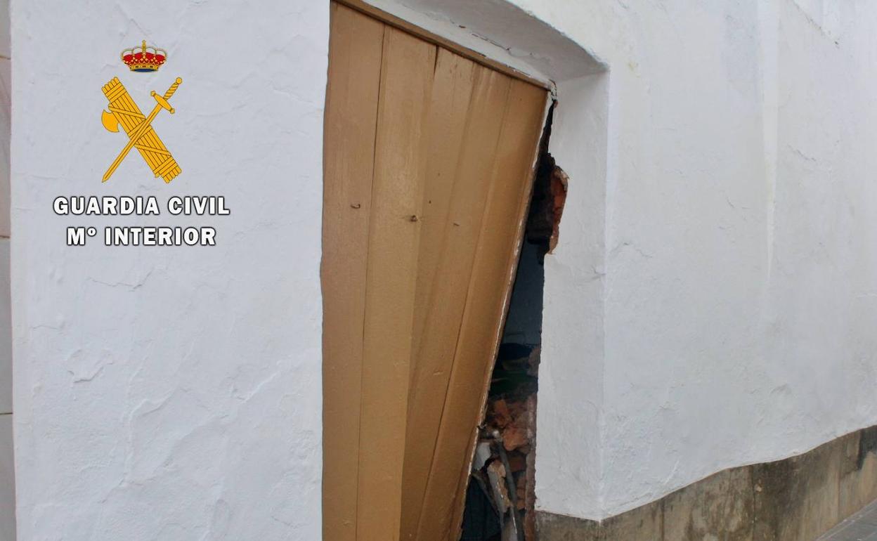 La puerta trasera de la casa fue fracturada utilizando un gato.