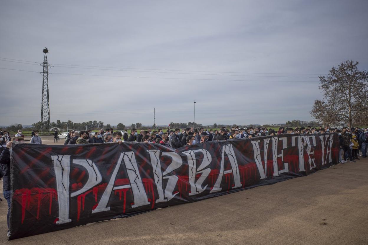 Concentración de aficionados en el Nuevo Vivero pidiendo la salida de Joaquín Parra. 