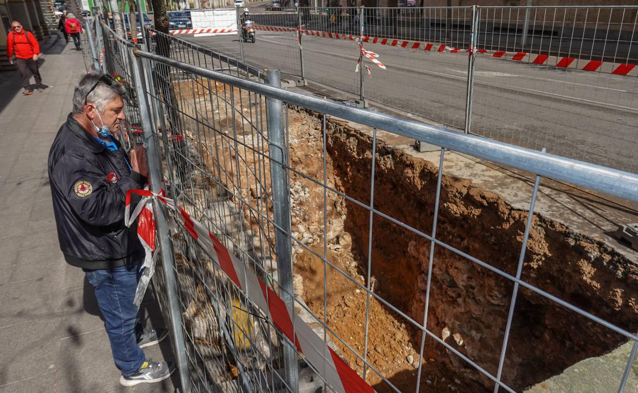 La obra para soterrar los contenedores de la avenida de Europa está parada. 