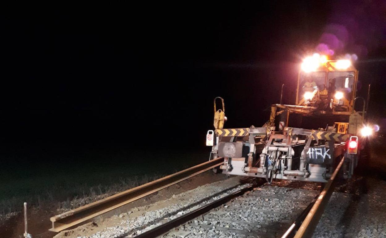 Maquinaria de Adif que trabaja en el cambio de vías.
