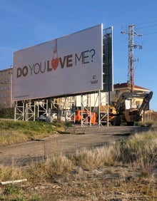 Imagen secundaria 2 - Arriba, distribución de espacios en el proyecto del Nuevo Ferial, con 4.000 viviendas. Abajo, a la izquierda, boceto del parque de medianas junto a Carrefour. A la derecha, las máquinas en el antiguo matadero donde se perfila el centro de ocio y comercial Way Cáceres por parte de la promotora Kronos. 