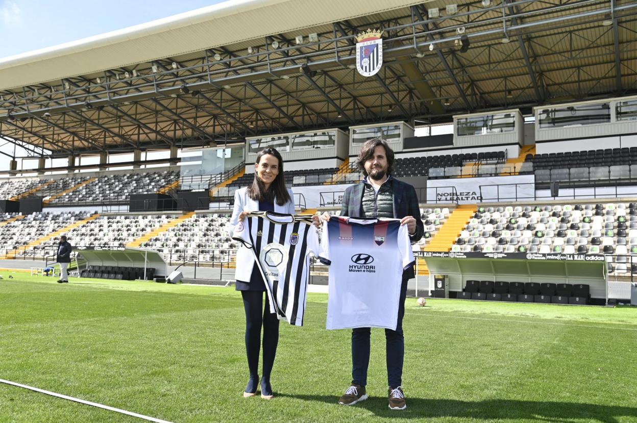 Virginia Rodríguez y Maxi González posan con las camisetas del Badajoz y Extremadura en el Nuevo Vivero. 