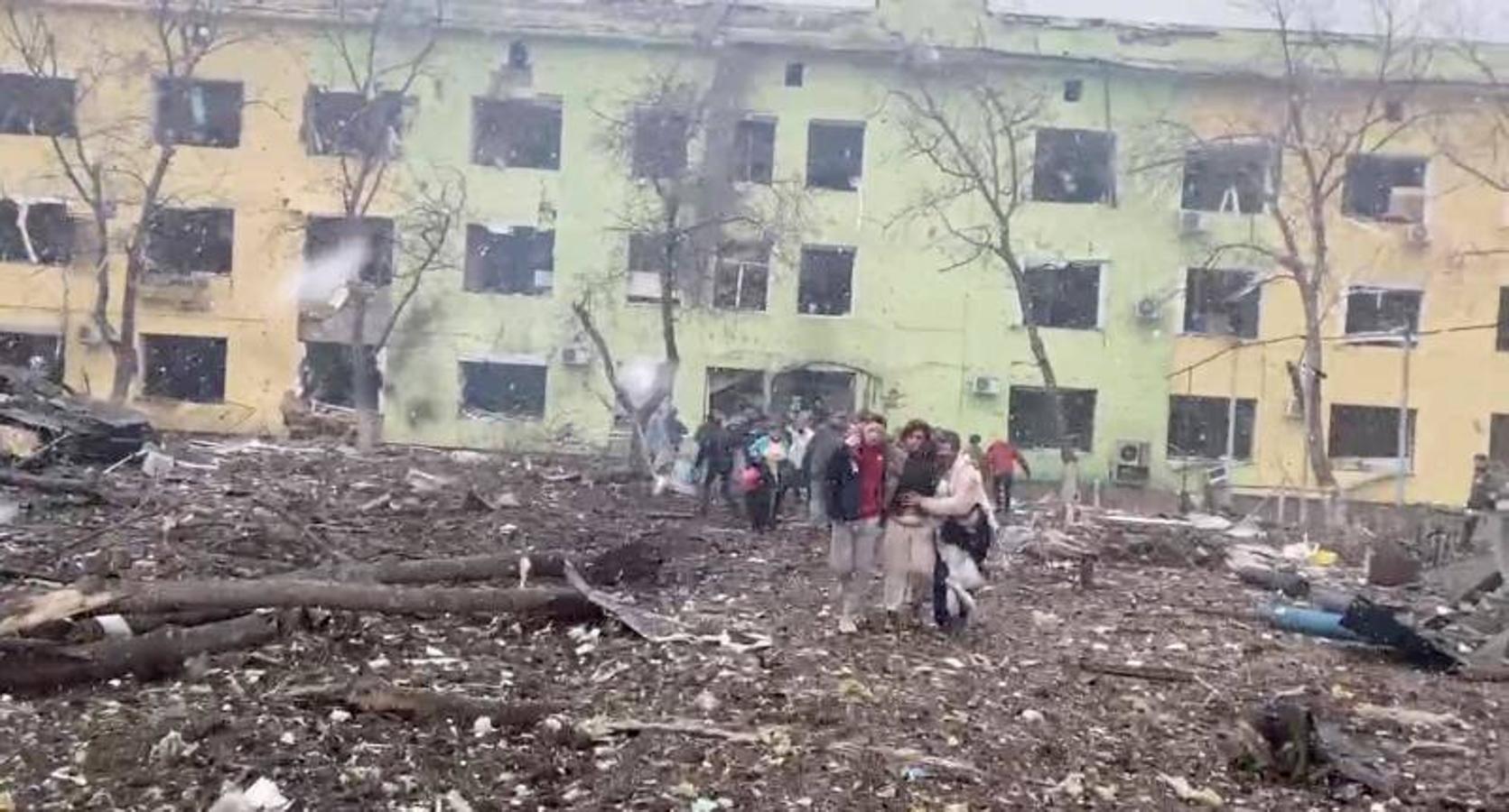 Un grupo de personas trata de salir del hospital de Mariupol después de ser bombardeado.