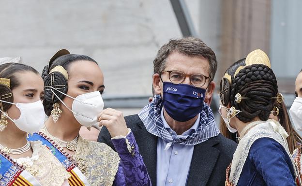 Feijóo, acompañado de algunas falleras, asiste este viernes desde el balcón del Ayuntamiento de Valencia a la mascletà.