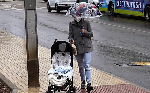 Una persona con paraguas esta mañana en Badajoz.