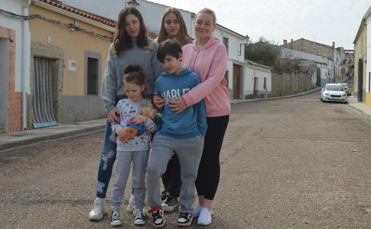 Angélica (izda), su cuñada Liana, la madre de esta, Olena, y los dos niños, Román y Daniela, en la calle Mayor de Aljucén este jueves. 