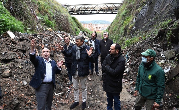 Representantes del Estado, la Junta de Extremadura y el Ayuntamiento, junto a la boca sur del túnel.