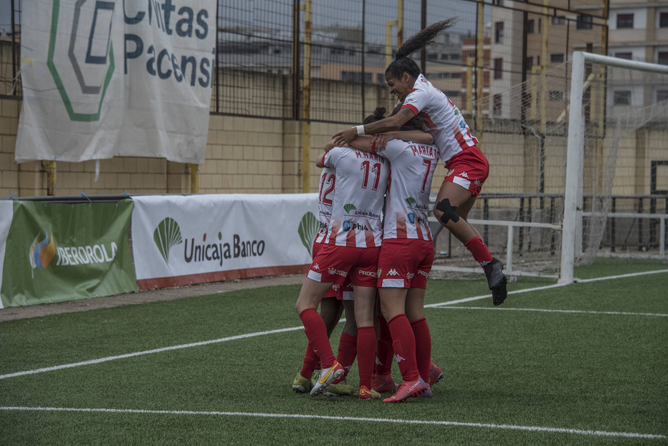 Fotos: El Cacereño empata el derbi contra el Santa Teresa en el descuento