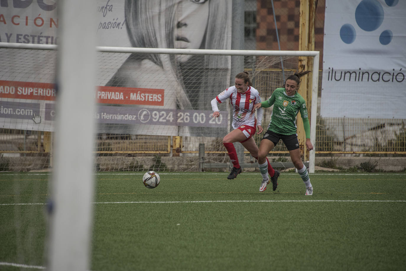 Fotos: El Cacereño empata el derbi contra el Santa Teresa en el descuento