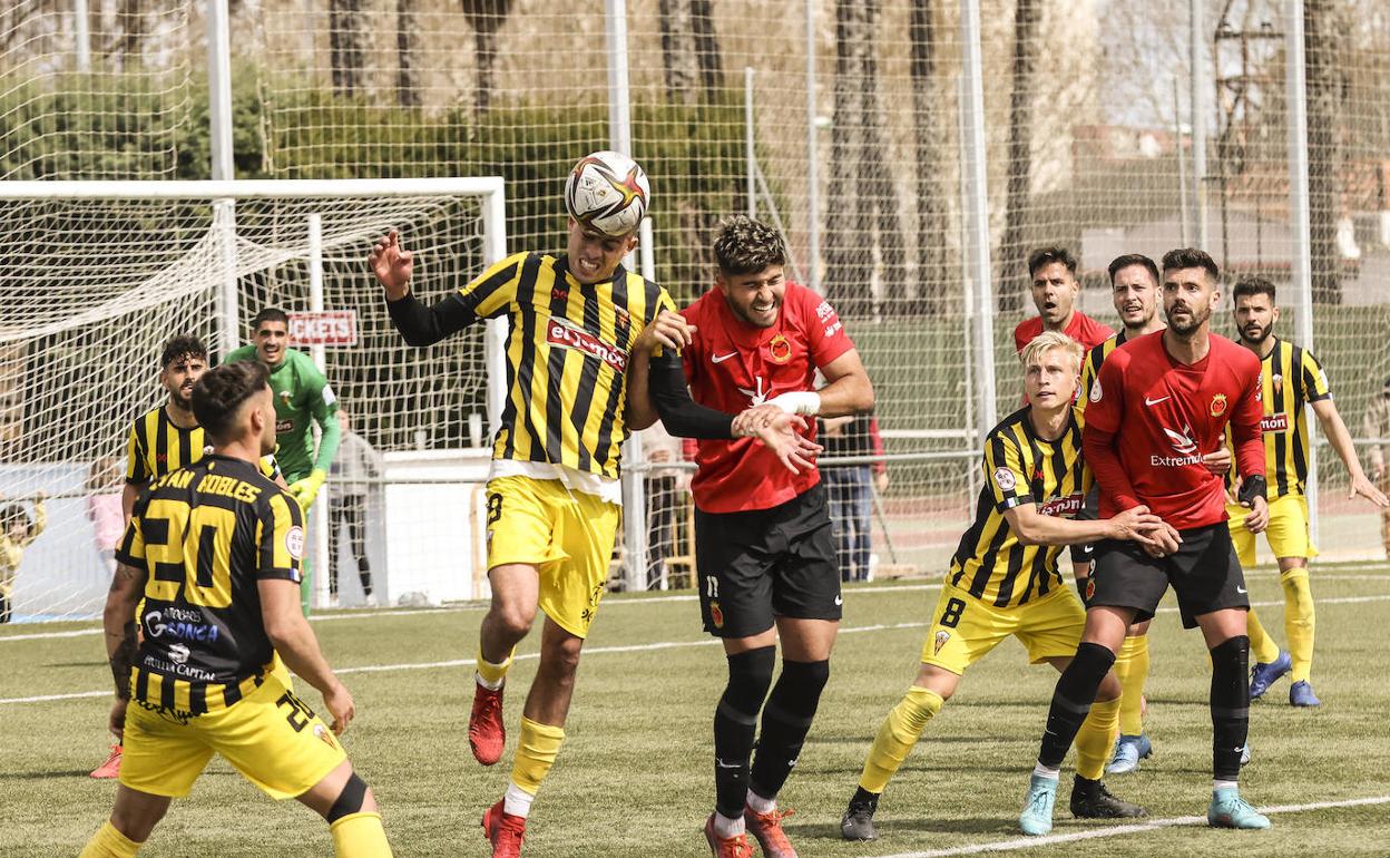 Un penalti trunca la mejor racha del Montijo