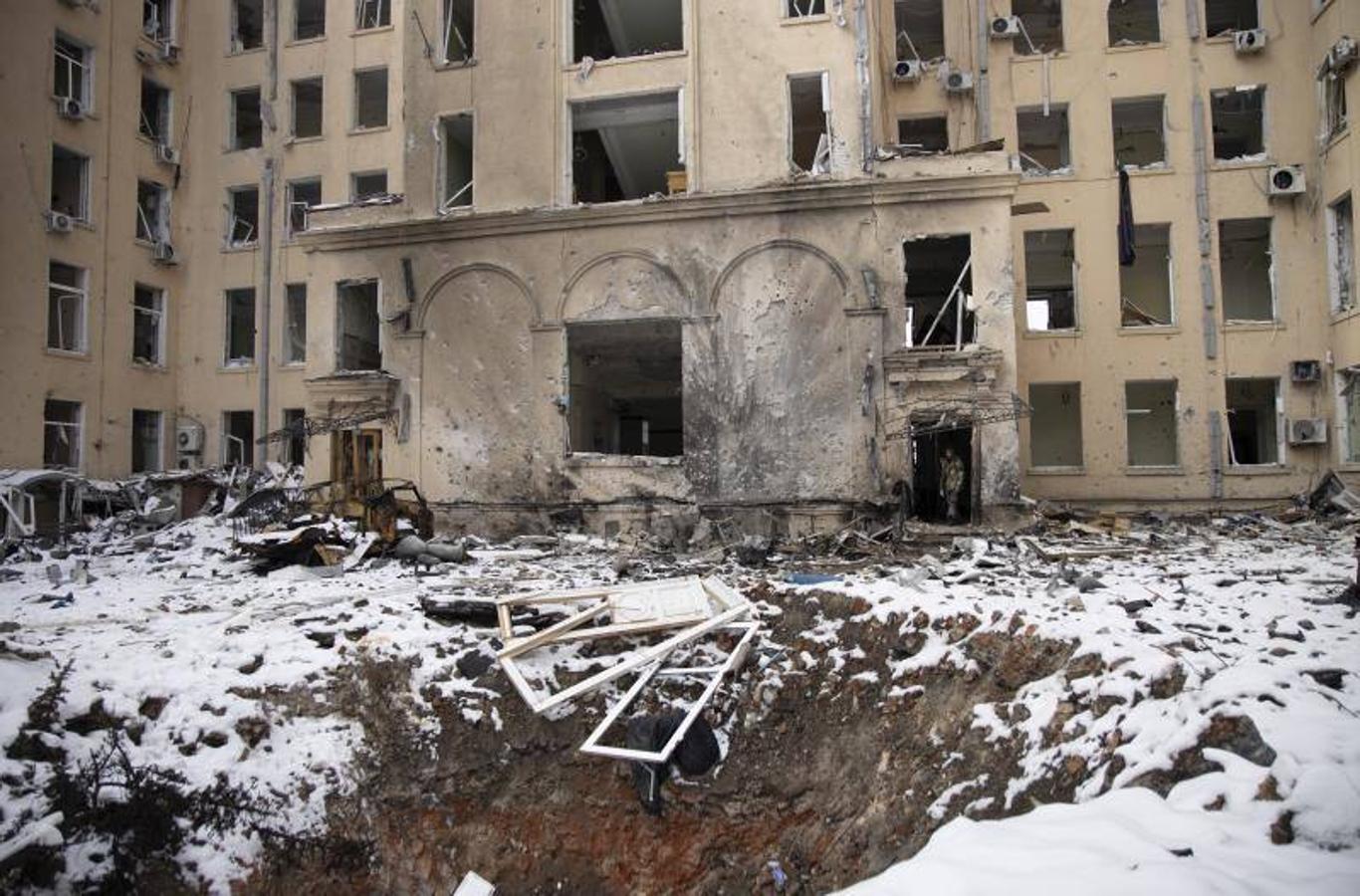 Un cráter de proyectil fuera de un edificio dañado después de un bombardeo en Kharkiv, Ucrania. 