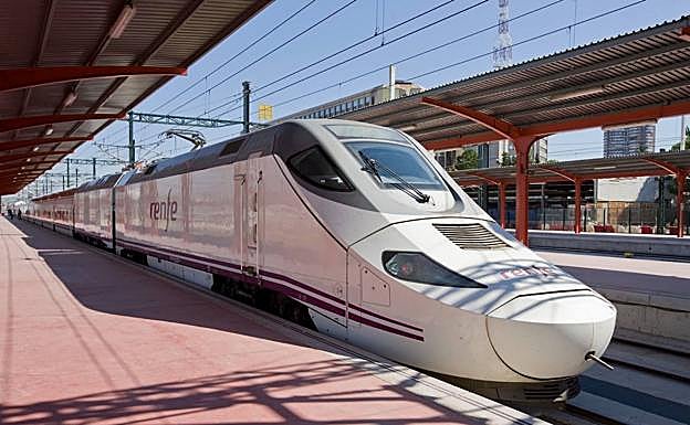 Un tren S730 de Renfe. 