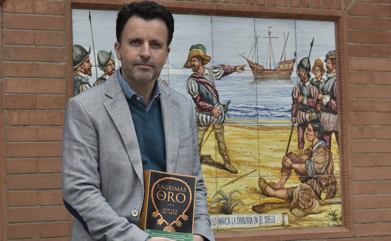 José Luis Gil Soto con su última novela, 'Lágrimas de oro', en el paseo de San Francisco de Badajoz. 