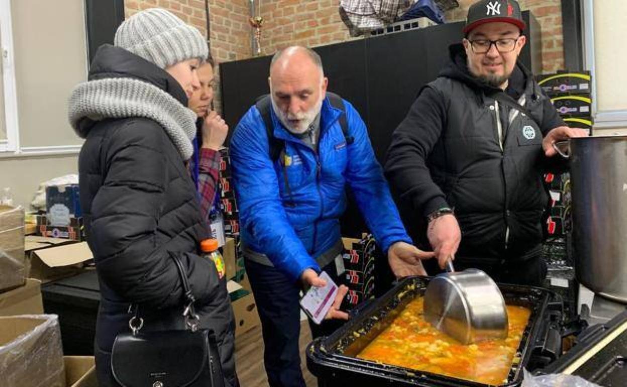 José Andrés junto al equipo de cocina de Fest Republic en Leópolis, al oeste de Ucrania. 