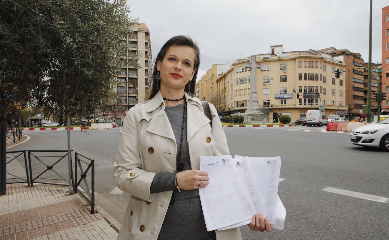 María Isabel González, presidenta de la Asociación, con algunas firmas ante la Cruz. 