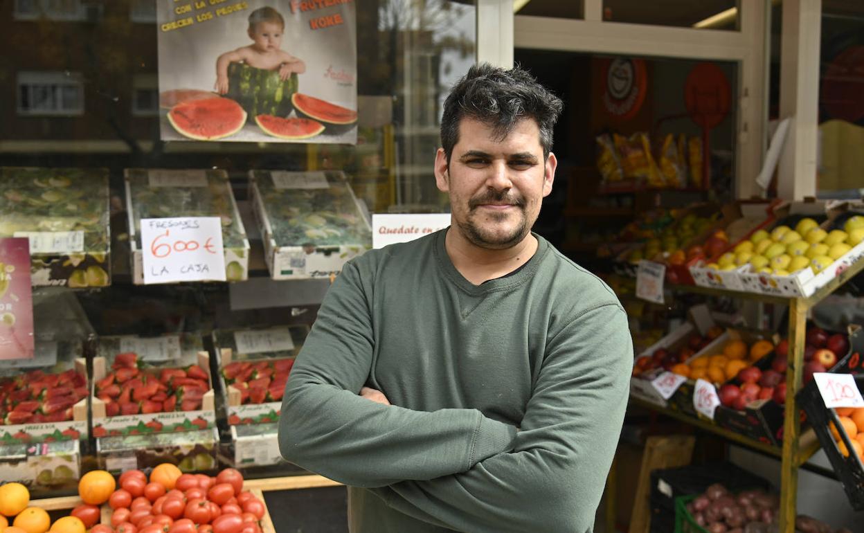 Martín Oxley frente a su negocio, Frutas Koke. 