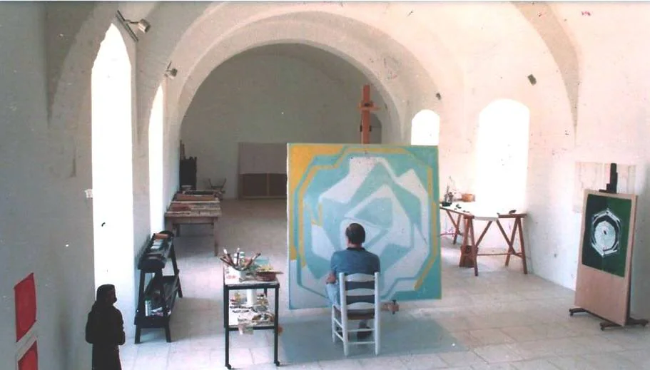 Año 1983. Palazuelo pintando en su estudio del castillo de Monroy, precisamente un cuadro de la serie 'Monroy (Yantra)'. 