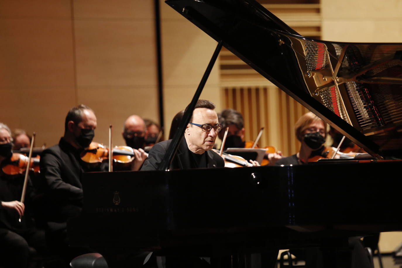 El pianista de jazz latino Michel Camilo actuó anoche junto a la OEx en el Palacio de Congresos.