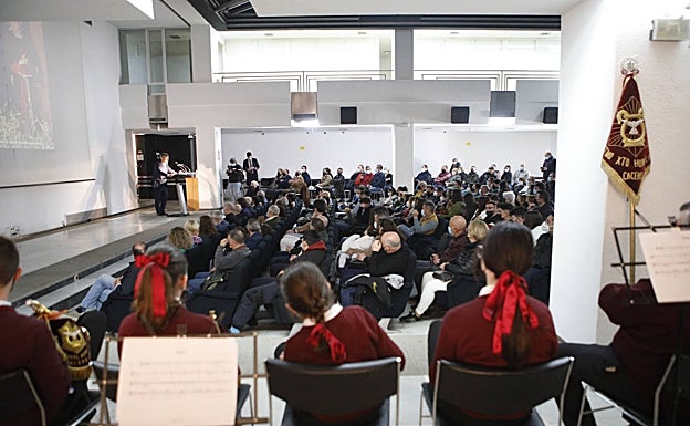 La sala Clavellina acogió ayer el primer acto de la Semana Santa. 