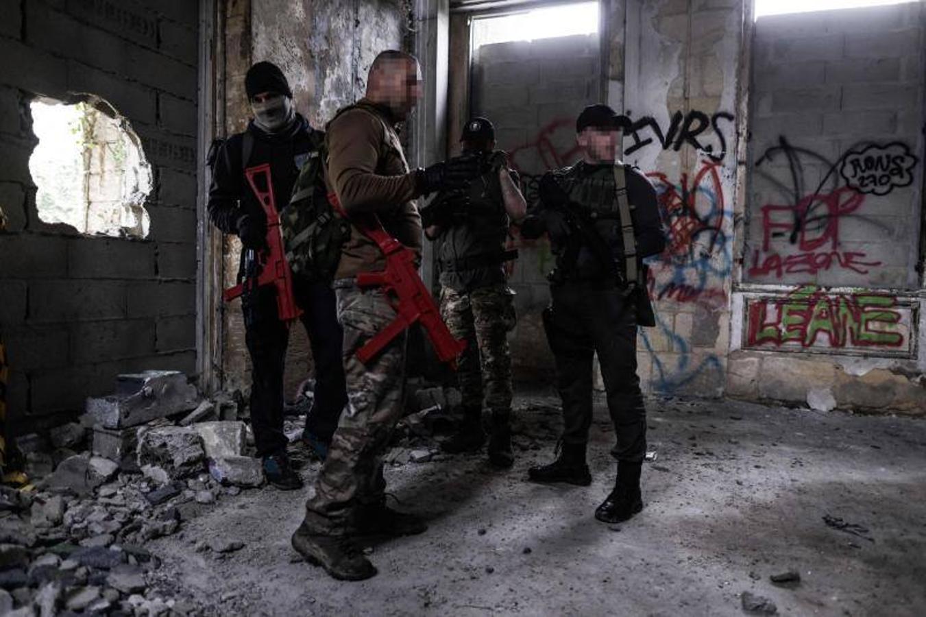 Un grupo de voluntarios entrenan para unirse al frente.