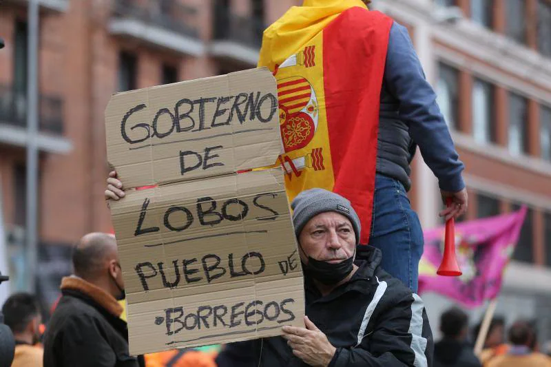 Uno de los manifestantes muestra una pancarta contra el Gobierno. 