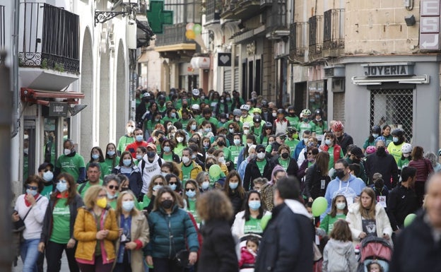 La marcha por la investigación del cáncer a su paso por la calle Pintores.