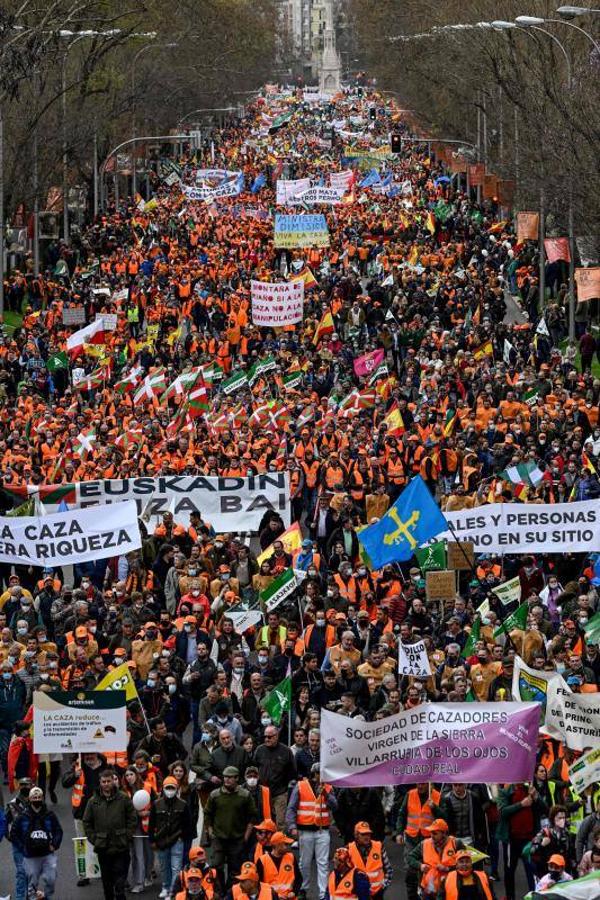 Decenas de miles de personas - más de 100.000, según las primeras estimaciones de Delegación y 200.000 según los convocantes- inundan el centro de Madrid en la que está llamada a ser la mayor protesta del mundo rural de la historia de España. 