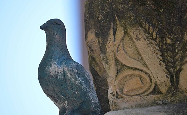 Imgaen de la estatuilla de la paloma robada. 