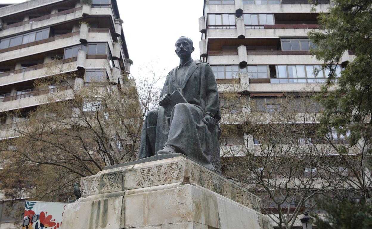 La estatua de Gabriel y Galán sin dos de las cuatro estatuillas. 